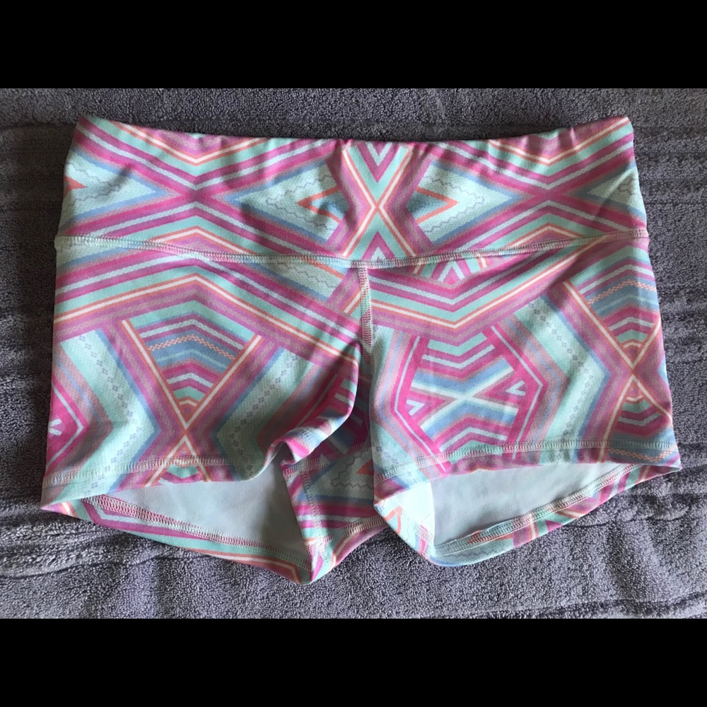 FLEO shorts size medium Aztec VGUC